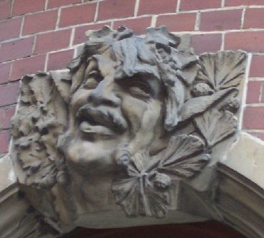 Zur Haus-Gesichter-Galerie